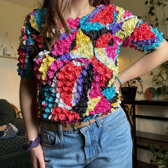 Funky Ruffled Popcorn Top - Picture 3 of 6